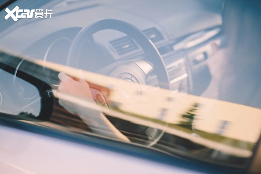 晒的烫怎么降温才靠谱？冰球突破网站夏天座椅(图2)